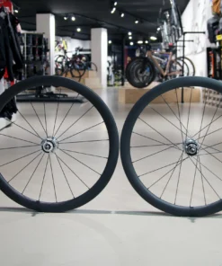 SMParts Force 45 TLR 3K Twill Weave X DT Swiss 370 Track 20/24 Loch Laufradsatz - Hochwertige Laufräder für Rennrad und Triathlon