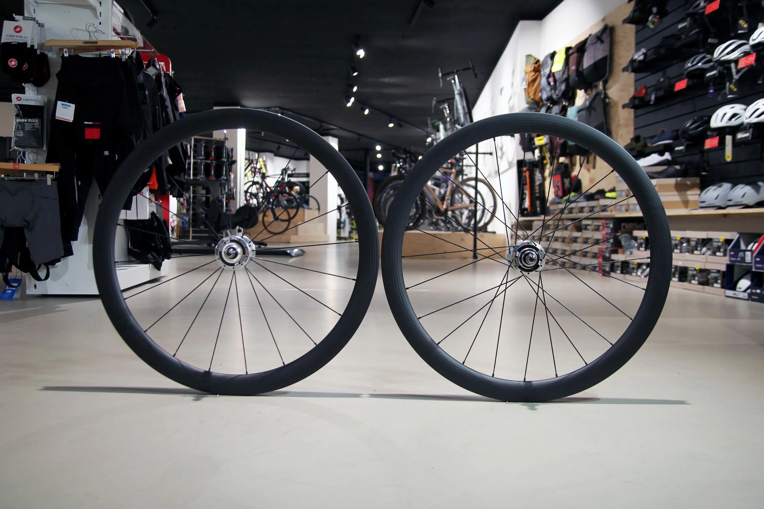 SMParts Force 45 TLR 3K Twill Weave X DT Swiss 370 Track 20/24 Loch Laufradsatz - Hochwertige Laufräder für Rennrad und Triathlon 2 SMParts Force 45 TLR 3K Twill Weave X DT Swiss 370 Track 20/24 Loch Laufradsatz - Hochwertige Laufräder für Rennrad und Triathlon – Bild 2