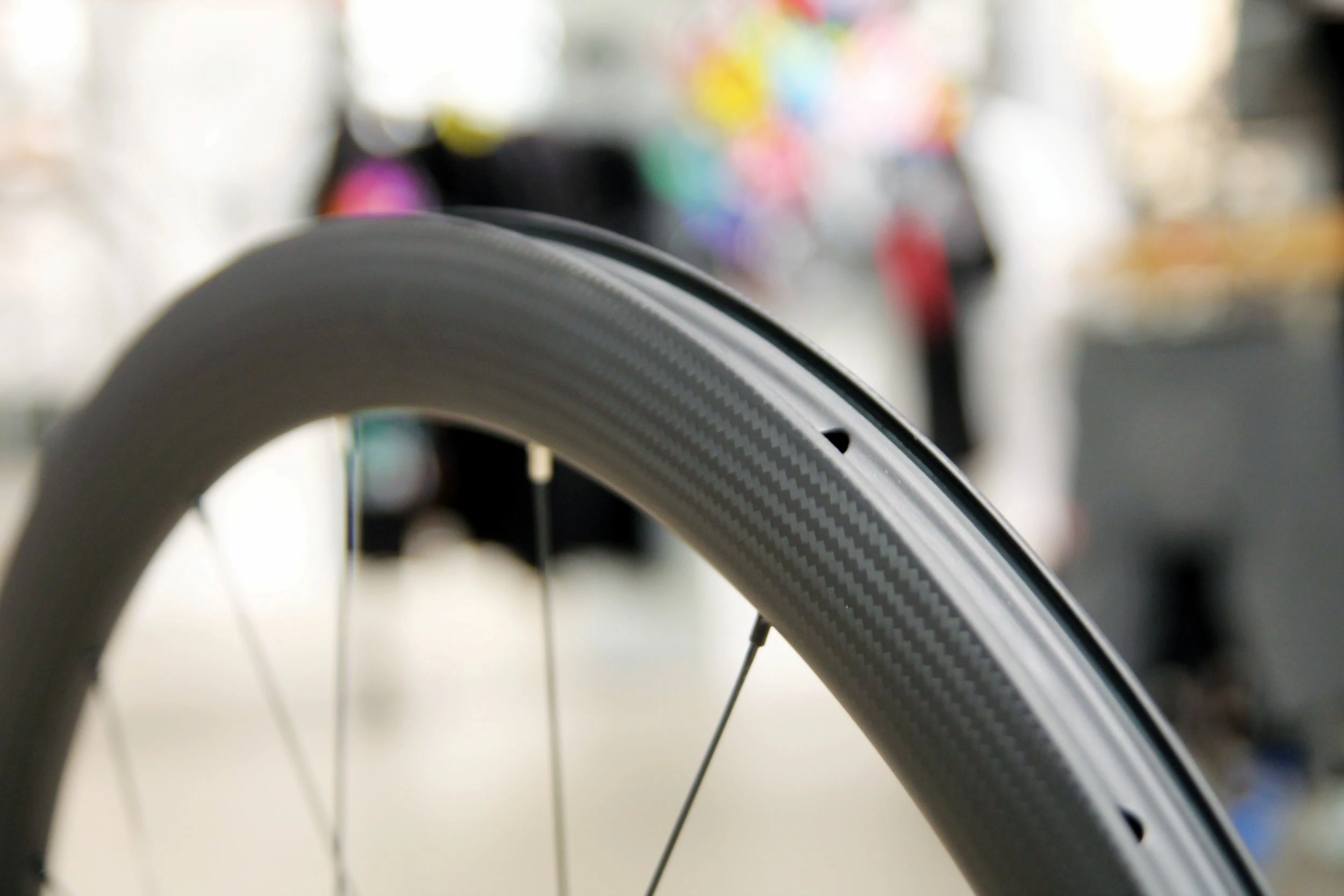 SMParts Force 45 TLR 3K Twill Weave X DT Swiss 370 Track 20/24 Loch Laufradsatz - Hochwertige Laufräder für Rennrad und Triathlon 4 SMParts Force 45 TLR 3K Twill Weave X DT Swiss 370 Track 20/24 Loch Laufradsatz - Hochwertige Laufräder für Rennrad und Triathlon – Bild 4