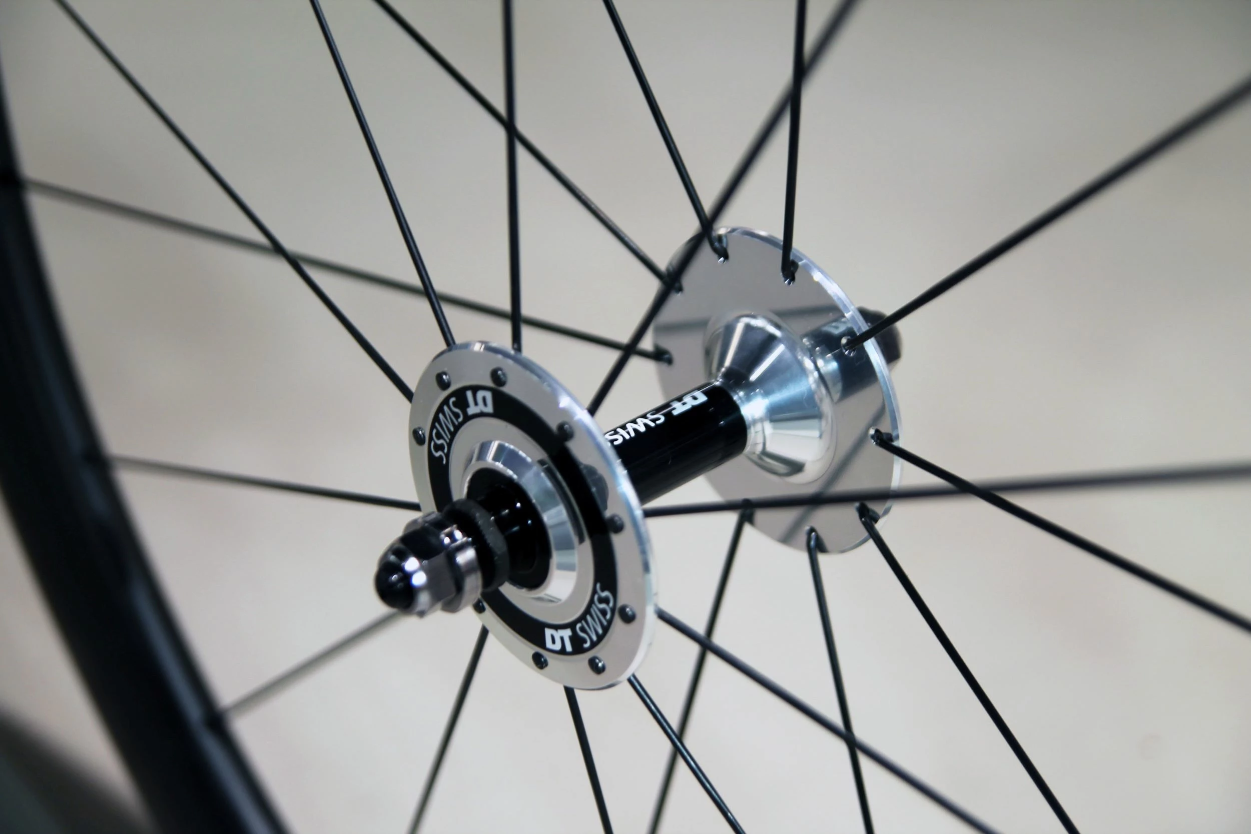 SMParts Force 45 TLR 3K Twill Weave X DT Swiss 370 Track 20/24 Loch Laufradsatz - Hochwertige Laufräder für Rennrad und Triathlon 5 SMParts Force 45 TLR 3K Twill Weave X DT Swiss 370 Track 20/24 Loch Laufradsatz - Hochwertige Laufräder für Rennrad und Triathlon – Bild 5