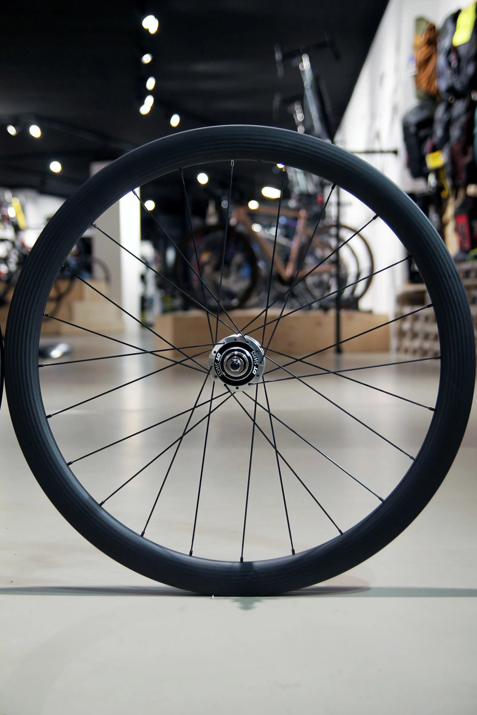 SMParts Force 45 TLR 3K Twill Weave X DT Swiss 370 Track 20/24 Loch Laufradsatz - Hochwertige Laufräder für Rennrad und Triathlon 6 SMParts Force 45 TLR 3K Twill Weave X DT Swiss 370 Track 20/24 Loch Laufradsatz - Hochwertige Laufräder für Rennrad und Triathlon – Bild 6