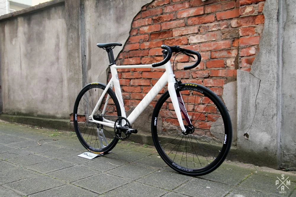 Aventon Mataro Komplettrad Fixie Singlespeed - Weiß | Hochwertiges Fixie Fahrrad 4 Aventon Mataro Komplettrad Fixie Singlespeed - Weiß | Hochwertiges Fixie Fahrrad – Bild 4