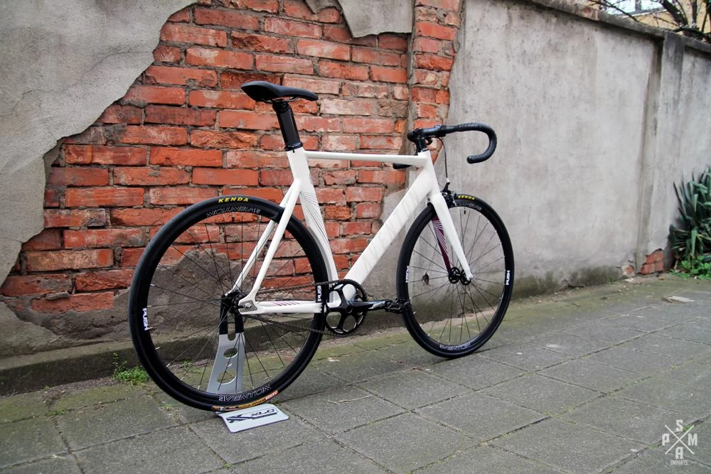 Aventon Mataro Komplettrad Fixie Singlespeed - Weiß | Hochwertiges Fixie Fahrrad 5 Aventon Mataro Komplettrad Fixie Singlespeed - Weiß | Hochwertiges Fixie Fahrrad – Bild 5