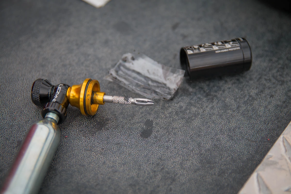 Lezyne Tubeless CO2 Blaster 2in1 Pumpe & Reparaturwerkzeug - Reifenpumpe & Flickzeug 3 Lezyne Tubeless CO2 Blaster 2in1 Pumpe & Reparaturwerkzeug - Reifenpumpe & Flickzeug – Bild 3