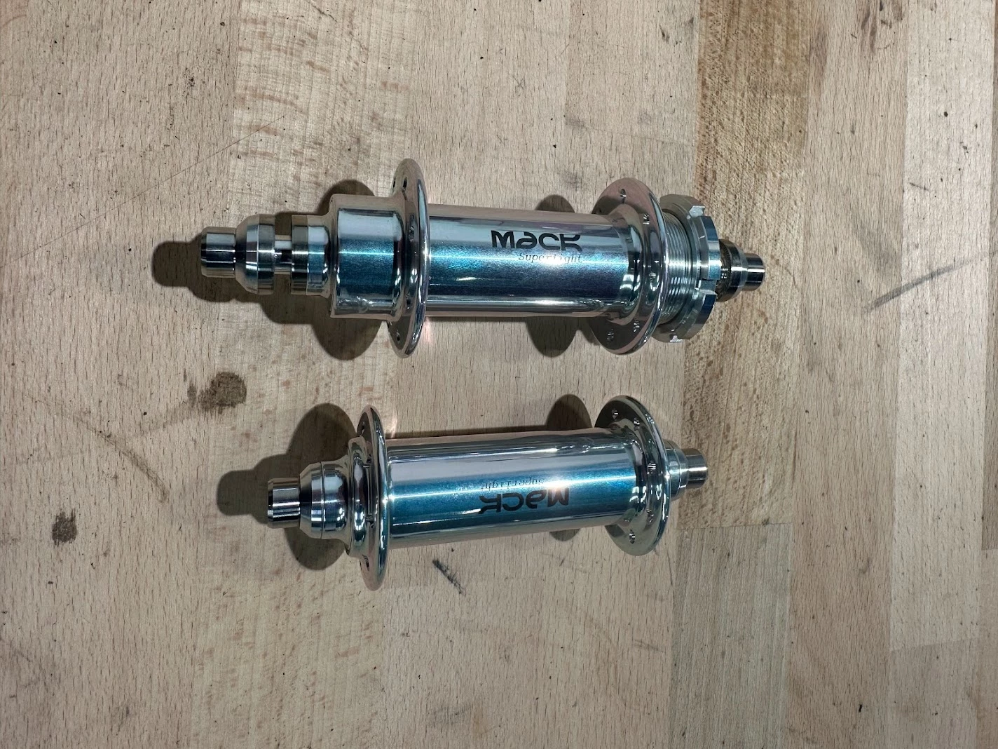 MACK HUBS Superlight Track Naben-Set Low Flange -geschlitzt- 16 Loch Silber Fixed-only | Hochwertige Laufradnaben 3 MACK HUBS Superlight Track Naben-Set Low Flange -geschlitzt- 16 Loch Silber Fixed-only | Hochwertige Laufradnaben – Bild 3