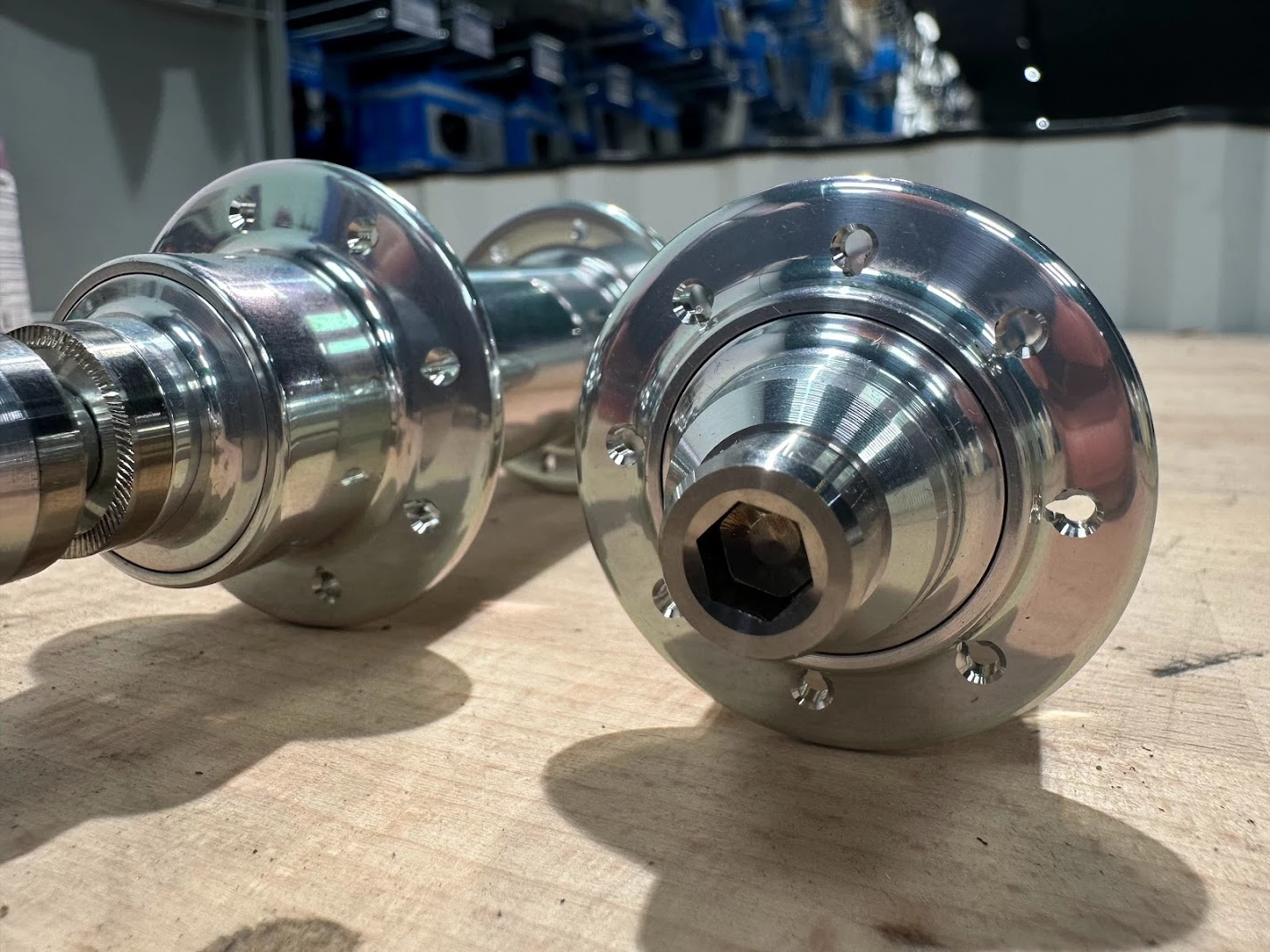 MACK HUBS Superlight Track Naben-Set Low Flange -geschlitzt- 16 Loch Silber Fixed-only | Hochwertige Laufradnaben 4 MACK HUBS Superlight Track Naben-Set Low Flange -geschlitzt- 16 Loch Silber Fixed-only | Hochwertige Laufradnaben – Bild 4
