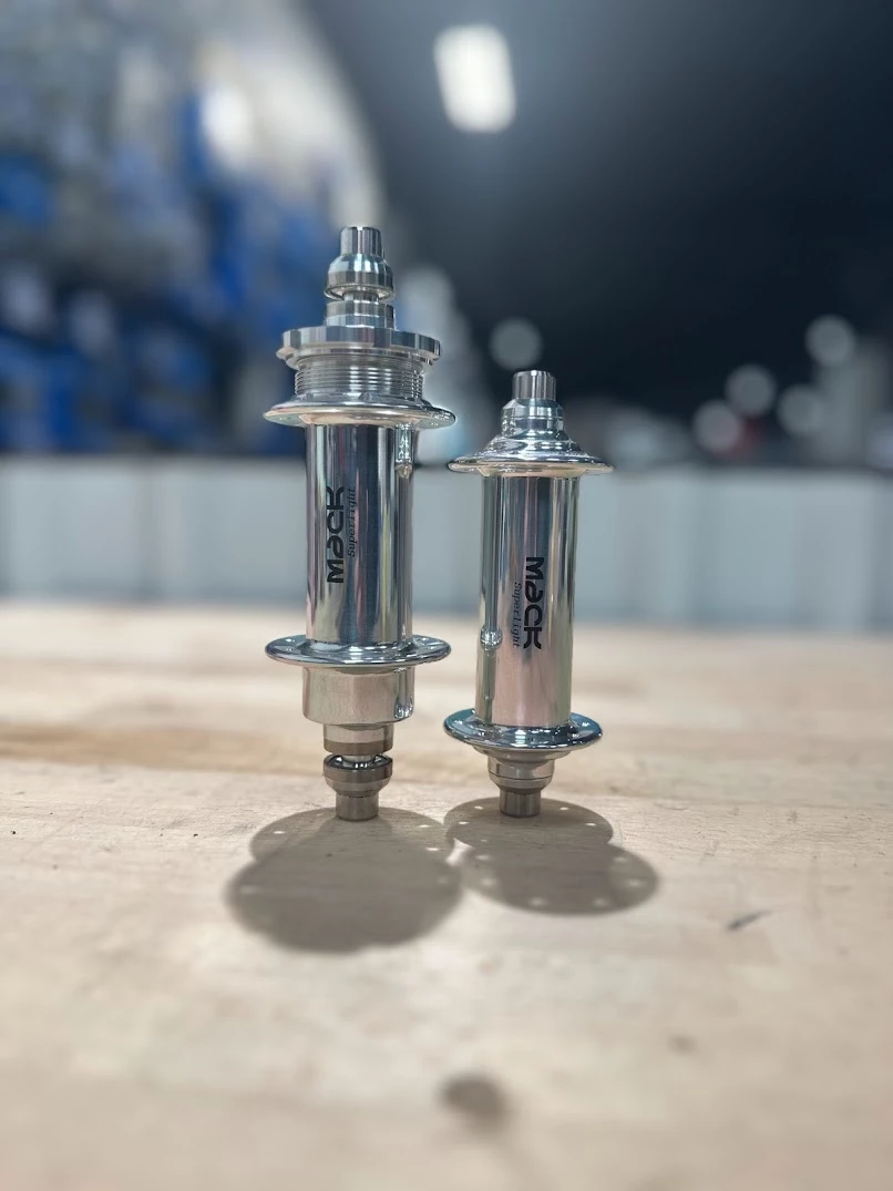MACK HUBS Superlight Track Naben-Set Low Flange -geschlitzt- 16 Loch Silber Fixed-only | Hochwertige Laufradnaben 2 MACK HUBS Superlight Track Naben-Set Low Flange -geschlitzt- 16 Loch Silber Fixed-only | Hochwertige Laufradnaben – Bild 2