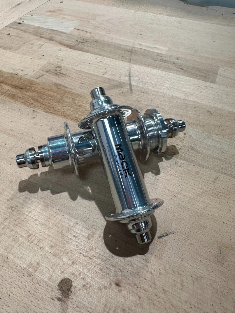 MACK HUBS Superlight Track Naben-Set Low Flange -geschlitzt- 16 Loch Silber Fixed-only | Hochwertige Laufradnaben 1 MACK HUBS Superlight Track Naben-Set Low Flange -geschlitzt- 16 Loch Silber Fixed-only | Hochwertige Laufradnaben