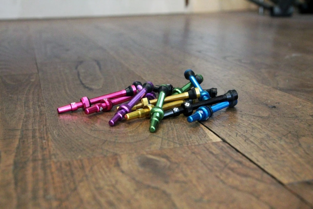 Muc-Off Tubeless Ventile 60mm - Farbig | Hochwertige Fahrradventile für Tubeless-Reifen 4 Muc-Off Tubeless Ventile 60mm - Farbig | Hochwertige Fahrradventile für Tubeless-Reifen – Bild 4