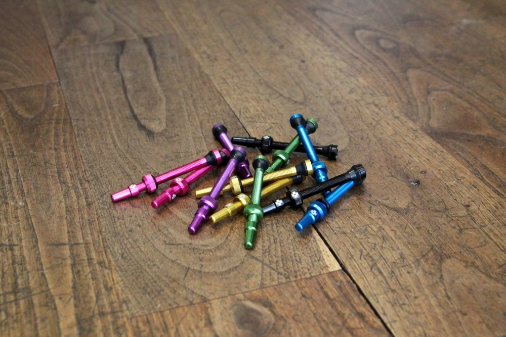 Muc-Off Tubeless Ventile 60mm - Farbig | Hochwertige Fahrradventile für Tubeless-Reifen 2 Muc-Off Tubeless Ventile 60mm - Farbig | Hochwertige Fahrradventile für Tubeless-Reifen – Bild 2