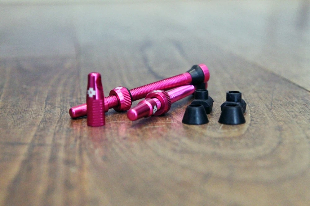 Muc-Off Tubeless Ventile 60mm - Farbig | Hochwertige Fahrradventile für Tubeless-Reifen 3 Muc-Off Tubeless Ventile 60mm - Farbig | Hochwertige Fahrradventile für Tubeless-Reifen – Bild 3