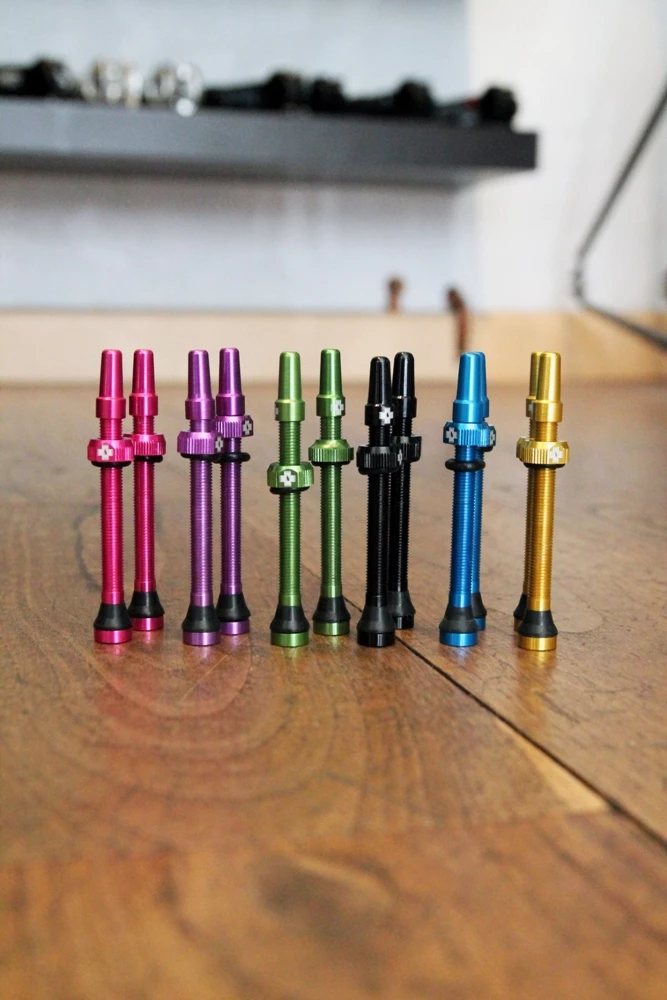 Muc-Off Tubeless Ventile 60mm - Farbig | Hochwertige Fahrradventile für Tubeless-Reifen 1 Muc-Off Tubeless Ventile 60mm - Farbig | Hochwertige Fahrradventile für Tubeless-Reifen