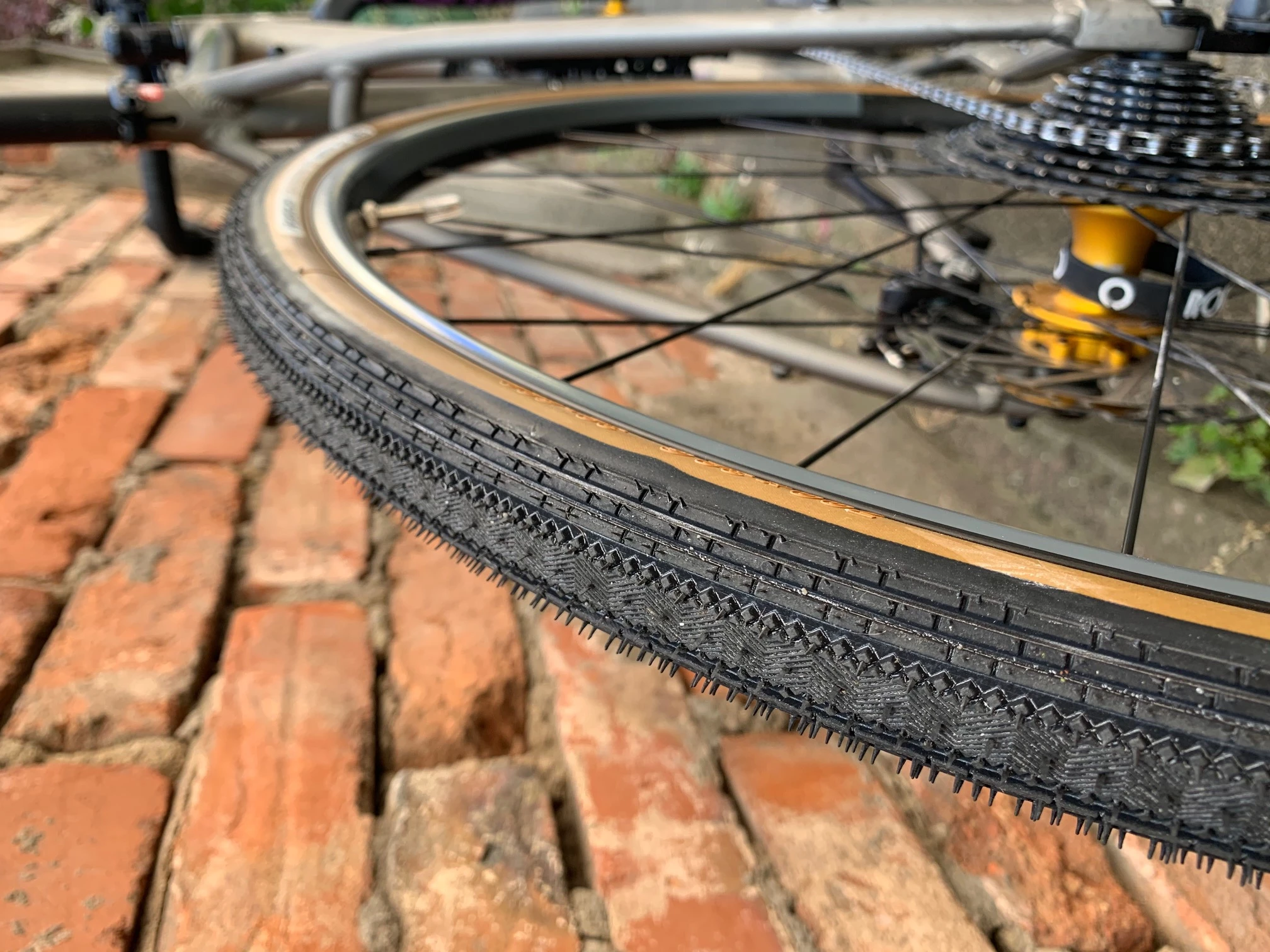 Panaracer GravelKing Semi Slick Faltreifen 700c Schwarz/Braun - Hochwertige Reifen für Straße und Schotter 3 Panaracer GravelKing Semi Slick Faltreifen 700c Schwarz/Braun - Hochwertige Reifen für Straße und Schotter – Bild 3