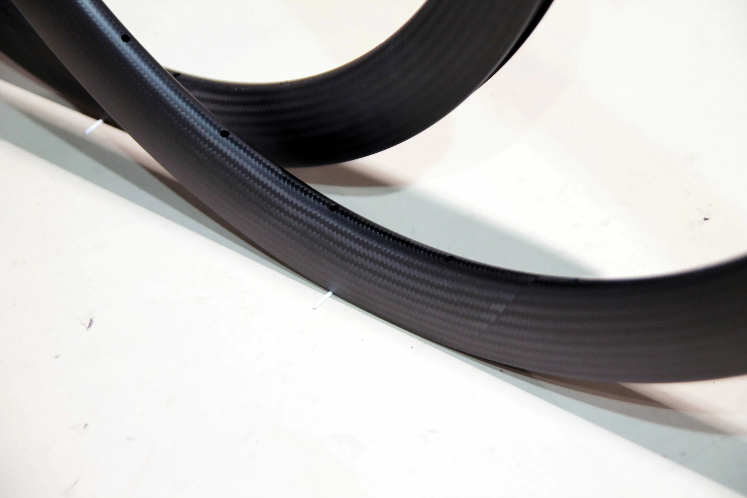 SMParts Force 45 T700 Clincher TLR Carbon Felge 3K Twill Weave, 700c 28" - Hochwertige Laufräder für optimale Performance 2 SMParts Force 45 T700 Clincher TLR Carbon Felge 3K Twill Weave, 700c 28" - Hochwertige Laufräder für optimale Performance – Bild 2