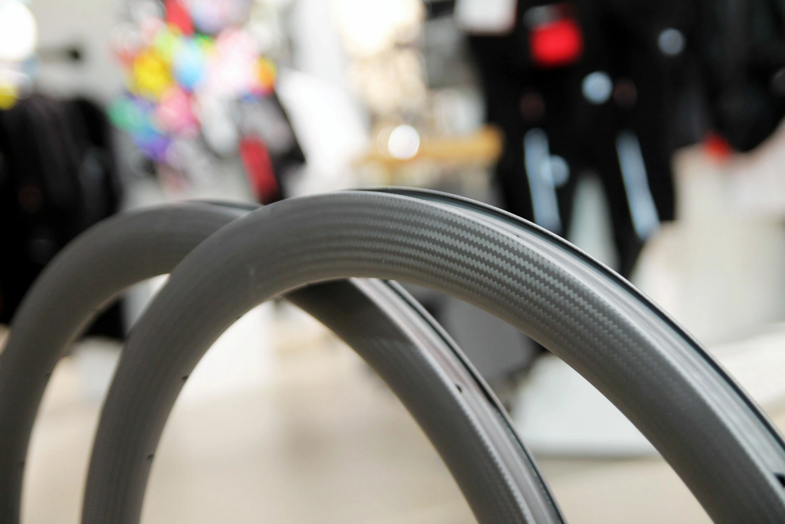 SMParts Force 45 T700 Clincher TLR Carbon Felge 3K Twill Weave, 700c 28" - Hochwertige Laufräder für optimale Performance 4 SMParts Force 45 T700 Clincher TLR Carbon Felge 3K Twill Weave, 700c 28" - Hochwertige Laufräder für optimale Performance – Bild 4