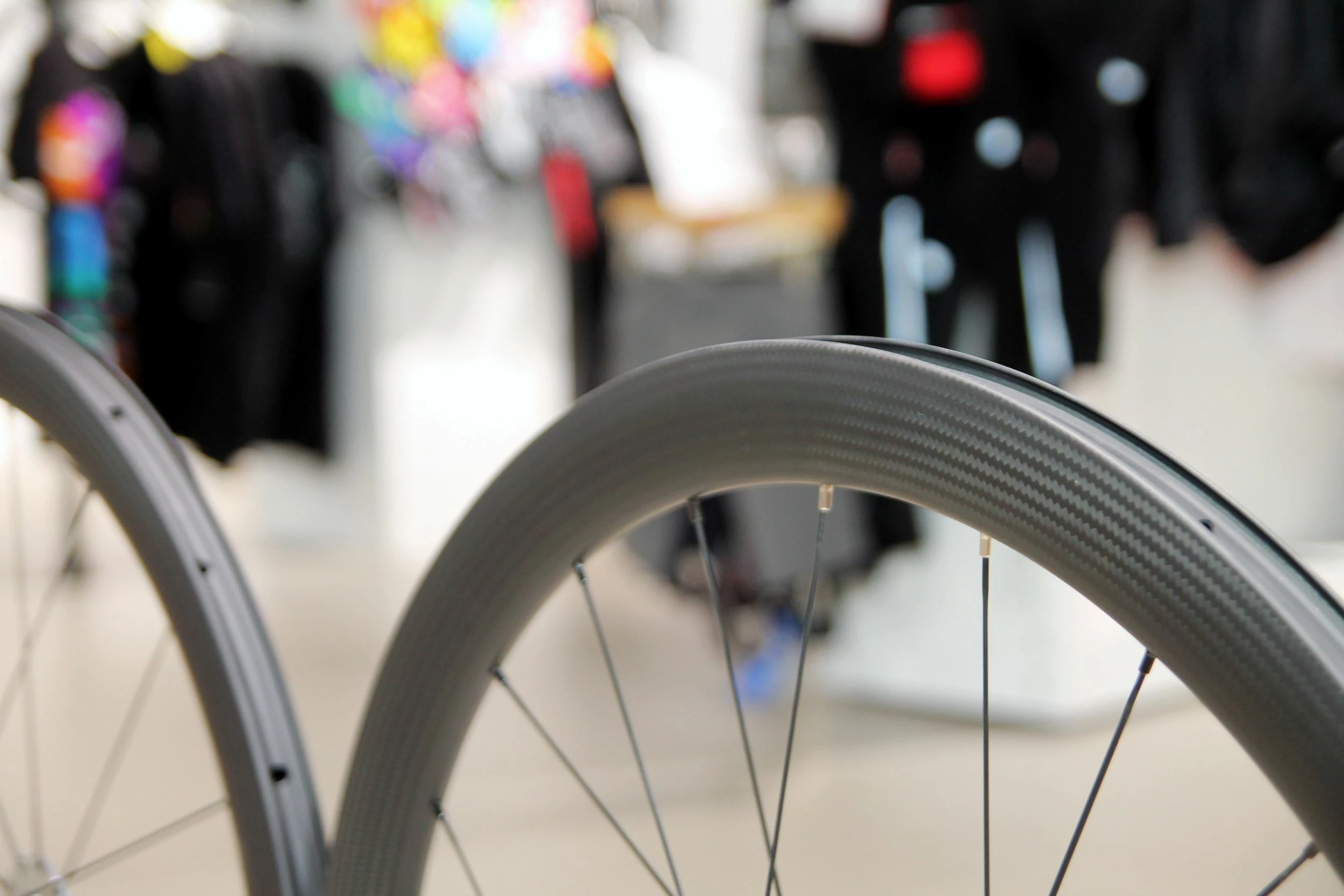 SMParts Force 45 T700 Clincher TLR Carbon Felge 3K Twill Weave, 700c 28" - Hochwertige Laufräder für optimale Performance 5 SMParts Force 45 T700 Clincher TLR Carbon Felge 3K Twill Weave, 700c 28" - Hochwertige Laufräder für optimale Performance – Bild 5