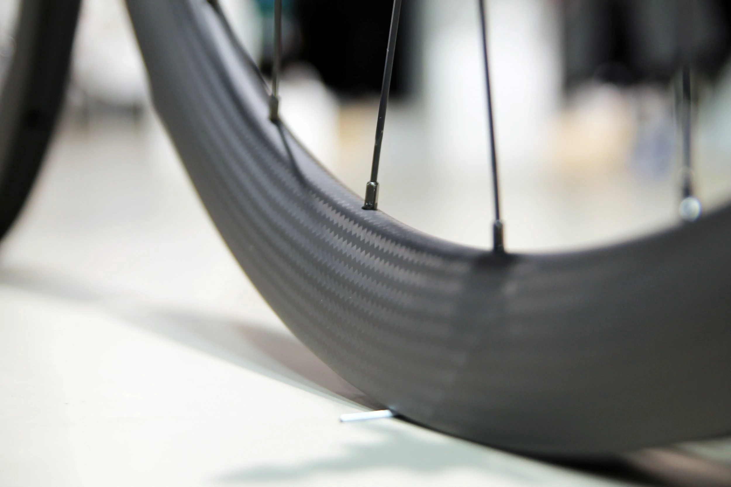 SMParts Force 45 T700 Clincher TLR Carbon Felge 3K Twill Weave, 700c 28" - Hochwertige Laufräder für optimale Performance 6 SMParts Force 45 T700 Clincher TLR Carbon Felge 3K Twill Weave, 700c 28" - Hochwertige Laufräder für optimale Performance – Bild 6