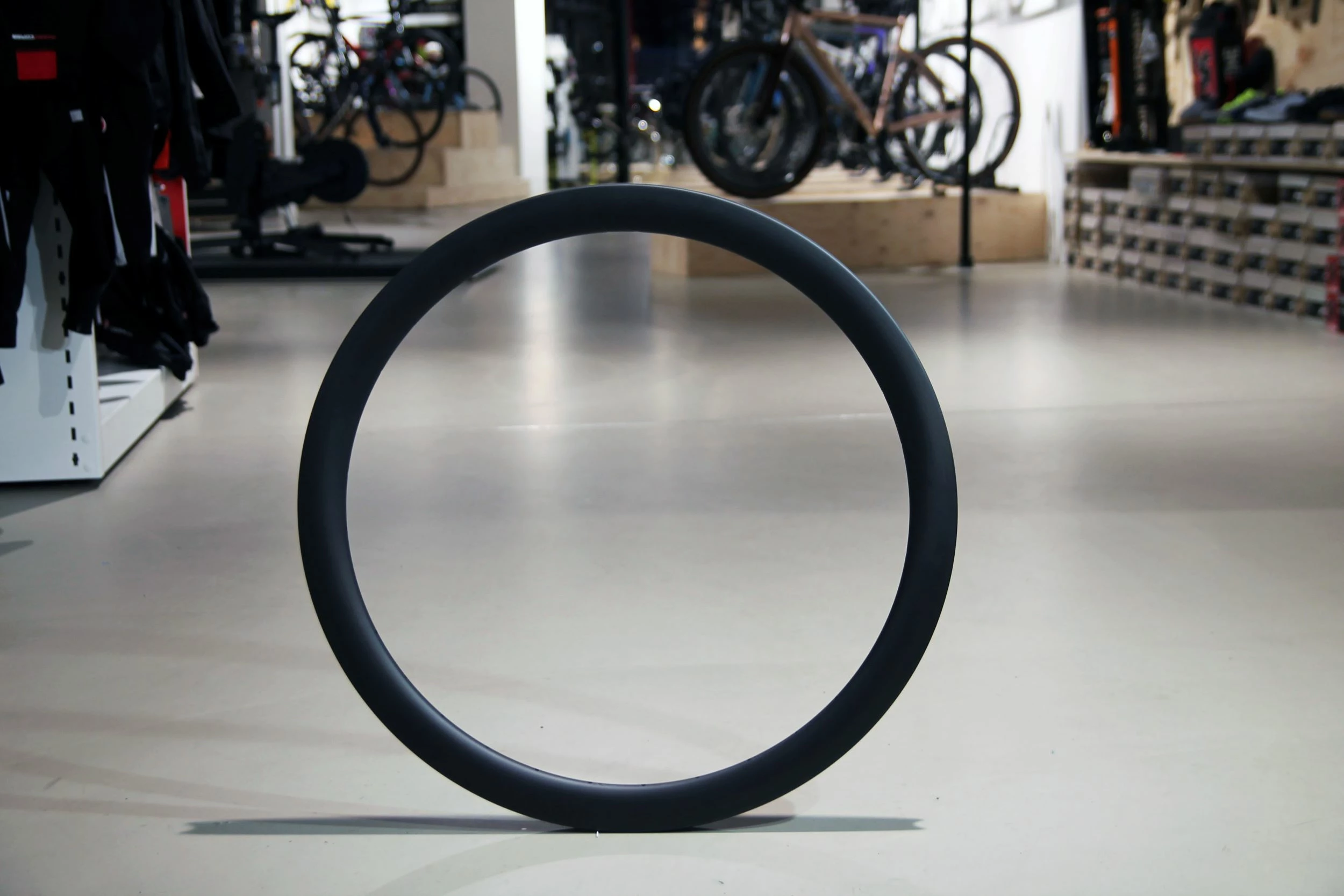 SMParts Force 45 T700 Clincher TLR Carbon Felge UD Matt 700c 28" - Hochwertige Laufräder 2 SMParts Force 45 T700 Clincher TLR Carbon Felge UD Matt 700c 28" - Hochwertige Laufräder – Bild 2