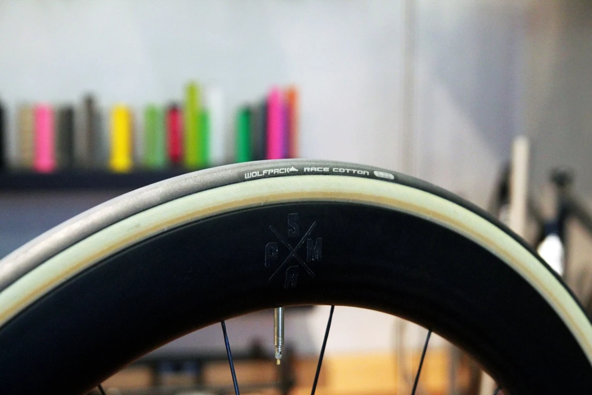 Wolfpack Cotton ToGuard Compound Faltreifen 700x24c - Hochwertige Straßenreifen 1 Wolfpack Cotton ToGuard Compound Faltreifen 700x24c - Hochwertige Straßenreifen