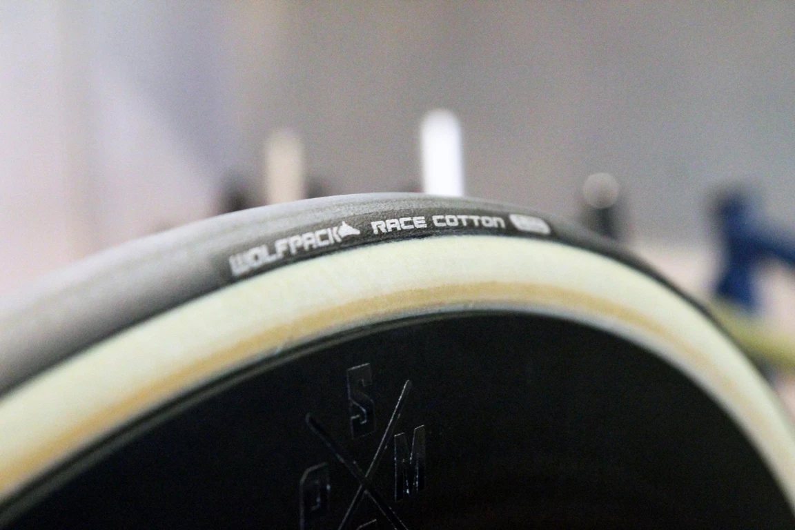 Wolfpack Cotton ToGuard Compound Faltreifen 700x24c - Hochwertige Straßenreifen 2 Wolfpack Cotton ToGuard Compound Faltreifen 700x24c - Hochwertige Straßenreifen – Bild 2