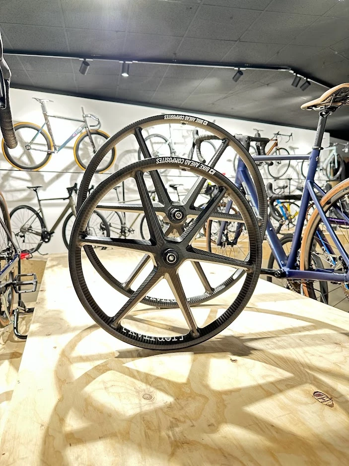 Kvirder Biturbo Carbon Bullitt 6-Speichen Laufräder für Lastenrad 20" / 26" - Hochleistungs-Laufradsätze 3 Kvirder Biturbo Carbon Bullitt 6-Speichen Laufräder für Lastenrad 20" / 26" - Hochleistungs-Laufradsätze – Bild 3