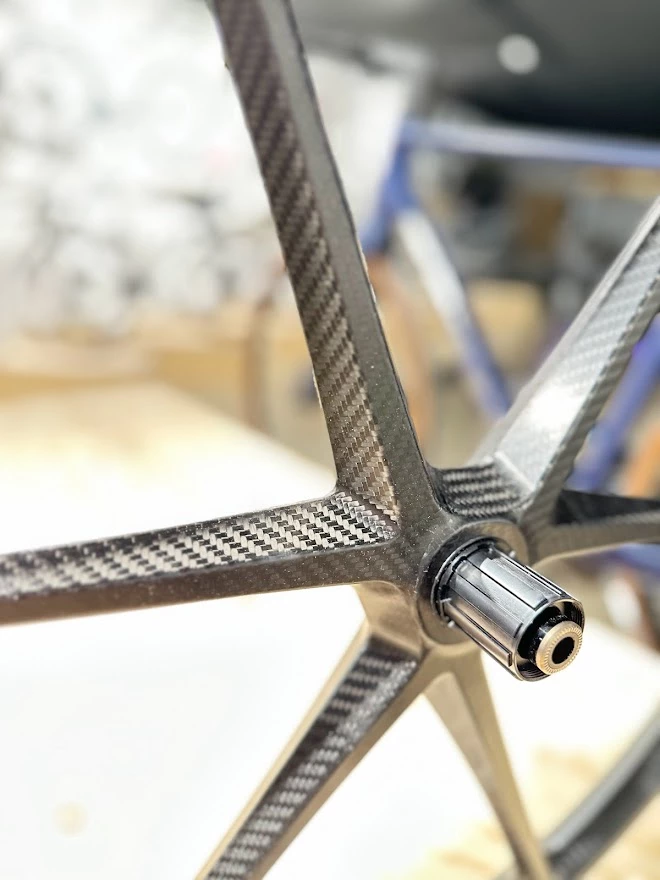 Kvirder Biturbo Carbon Bullitt 6-Speichen Laufräder für Lastenrad 20" / 26" - Hochleistungs-Laufradsätze 4 Kvirder Biturbo Carbon Bullitt 6-Speichen Laufräder für Lastenrad 20" / 26" - Hochleistungs-Laufradsätze – Bild 4