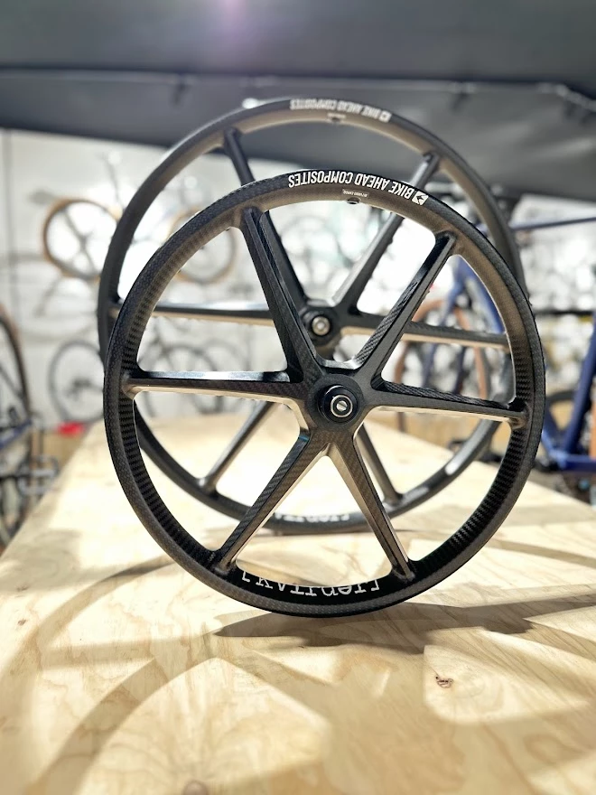 Kvirder Biturbo Carbon Bullitt 6-Speichen Laufräder für Lastenrad 20" / 26" - Hochleistungs-Laufradsätze 1 Kvirder Biturbo Carbon Bullitt 6-Speichen Laufräder für Lastenrad 20" / 26" - Hochleistungs-Laufradsätze