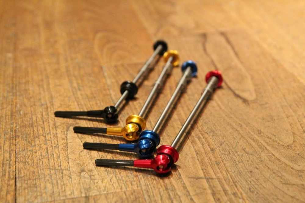 SMParts SM-Parts Schnellspanner Mit Titanachse Und Carbonhebel - Set für Laufräder/Naben 1 SMParts SM-Parts Schnellspanner Mit Titanachse Und Carbonhebel - Set für Laufräder/Naben