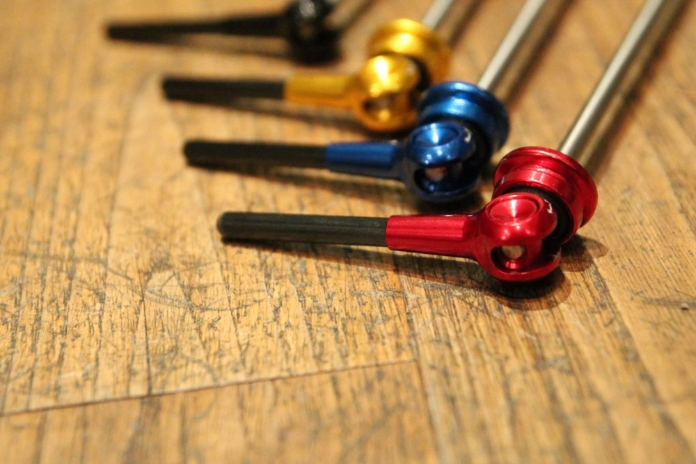 SMParts SM-Parts Schnellspanner Mit Titanachse Und Carbonhebel - Set für Laufräder/Naben 2 SMParts SM-Parts Schnellspanner Mit Titanachse Und Carbonhebel - Set für Laufräder/Naben – Bild 2