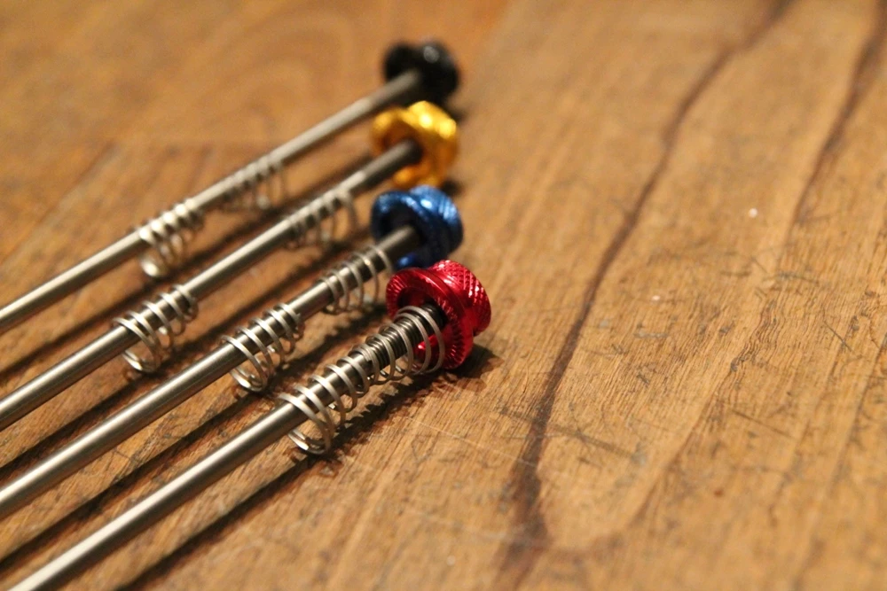 SMParts SM-Parts Schnellspanner Mit Titanachse Und Carbonhebel - Set für Laufräder/Naben 4 SMParts SM-Parts Schnellspanner Mit Titanachse Und Carbonhebel - Set für Laufräder/Naben – Bild 4