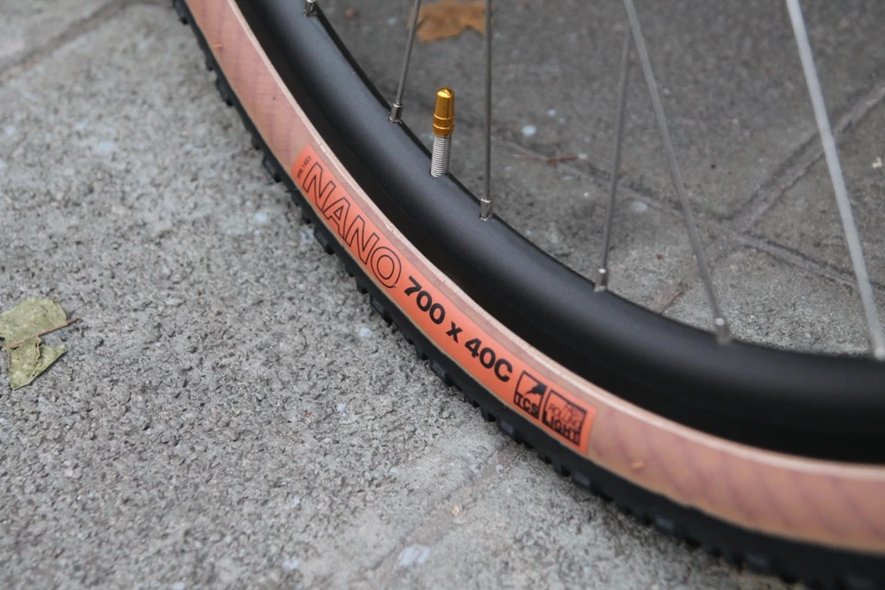 WTB Nano TCS Light Fast Rolling 700x40c Reifen - Schwarz/Braun für Gravel & Cyclocross 2 WTB Nano TCS Light Fast Rolling 700x40c Reifen - Schwarz/Braun für Gravel & Cyclocross – Bild 2